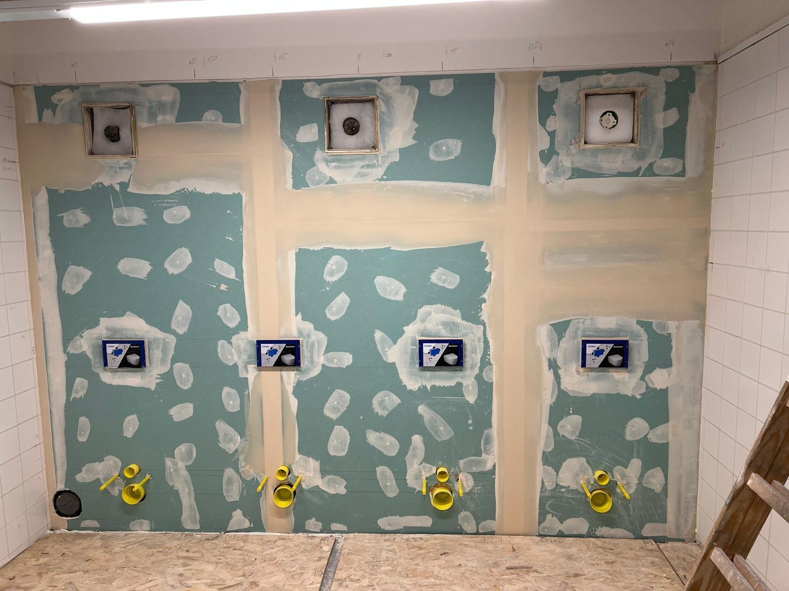 Bad-Vorwand und Sanitärinstallation