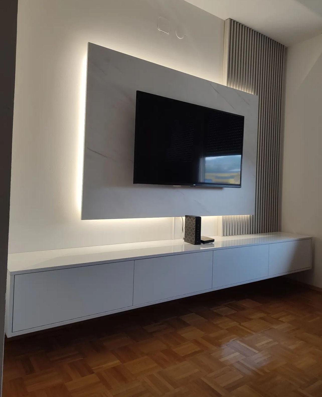 TV-Wand mit Marmor und LED